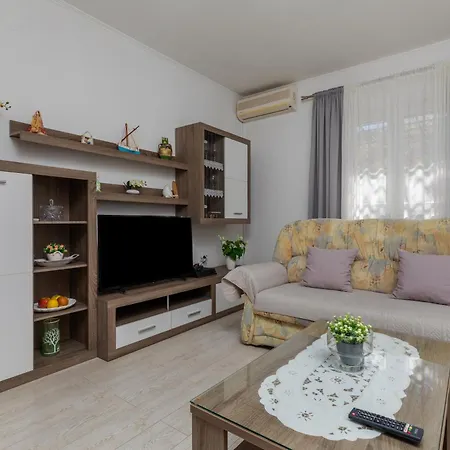 Apartman With Parking Space - 21823 Makarska