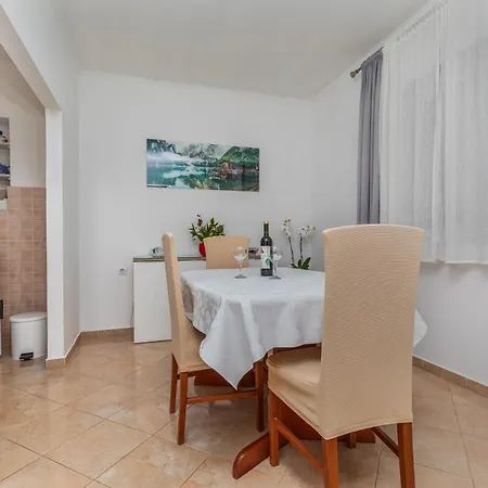 Apartman With Parking Space - 21823 *