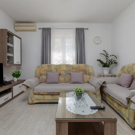 Apartman With Parking Space - 21823 Makarska